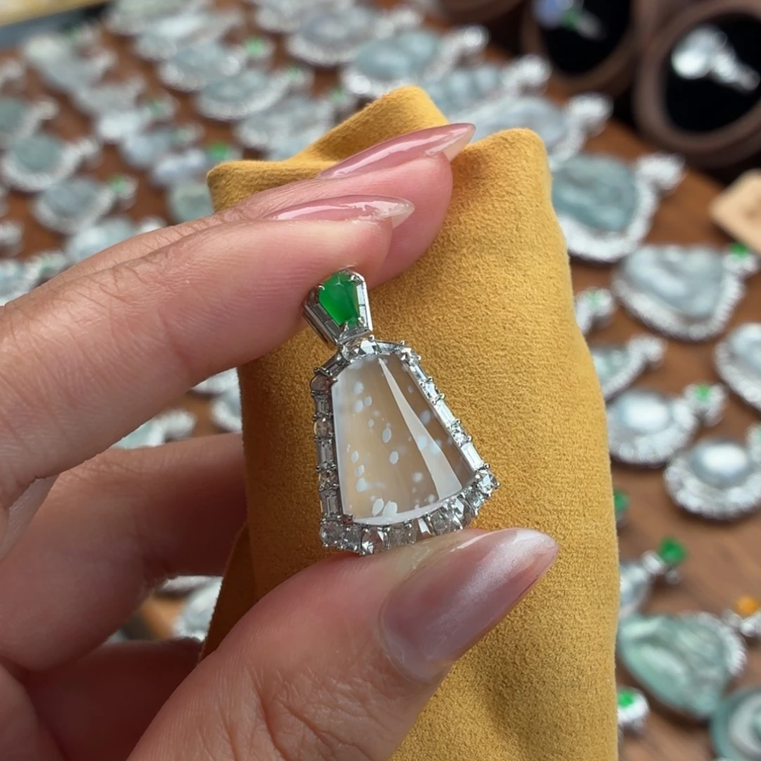 翡翠18K金镶嵌颈饰无事柱