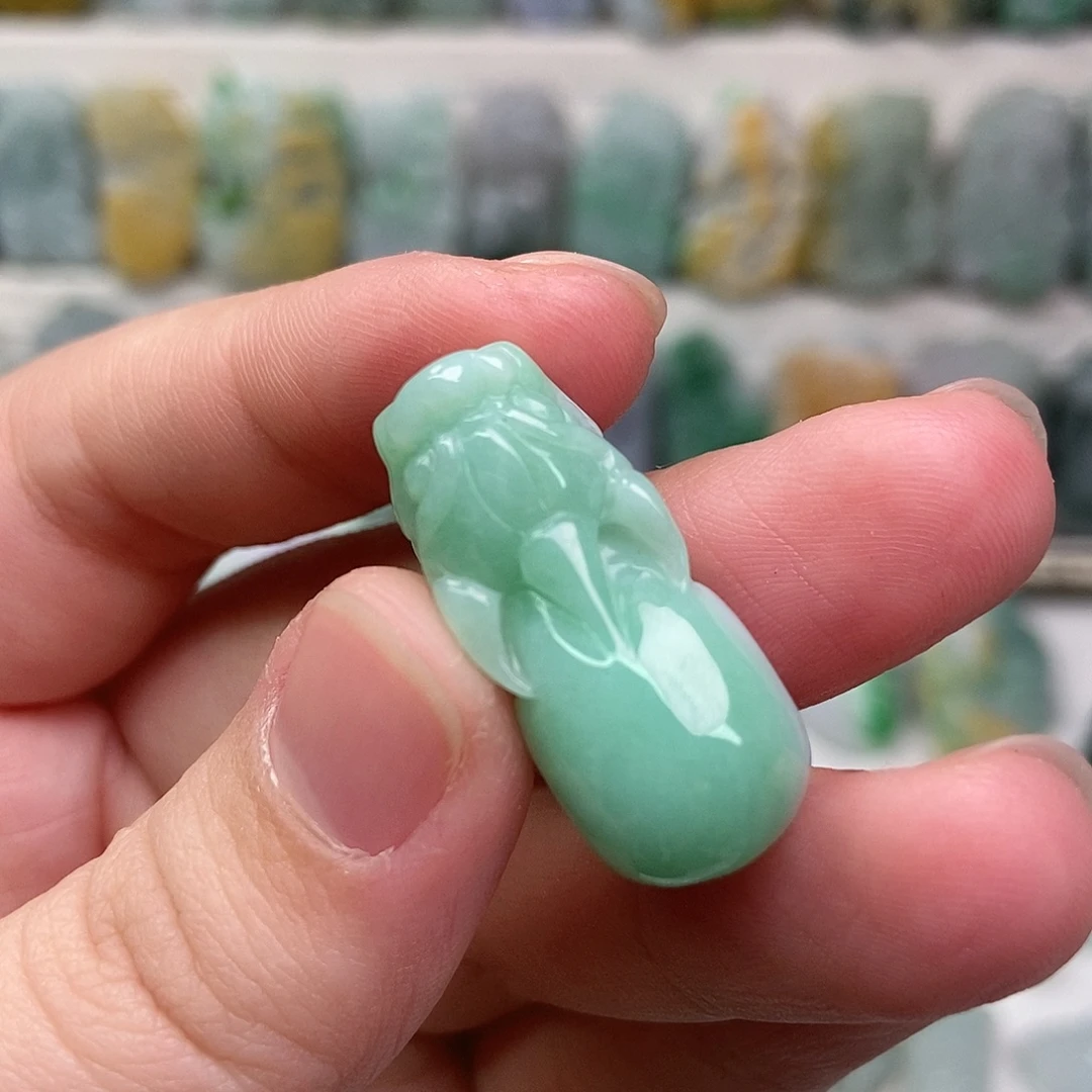 翡翠未镶嵌吊坠(赠链)