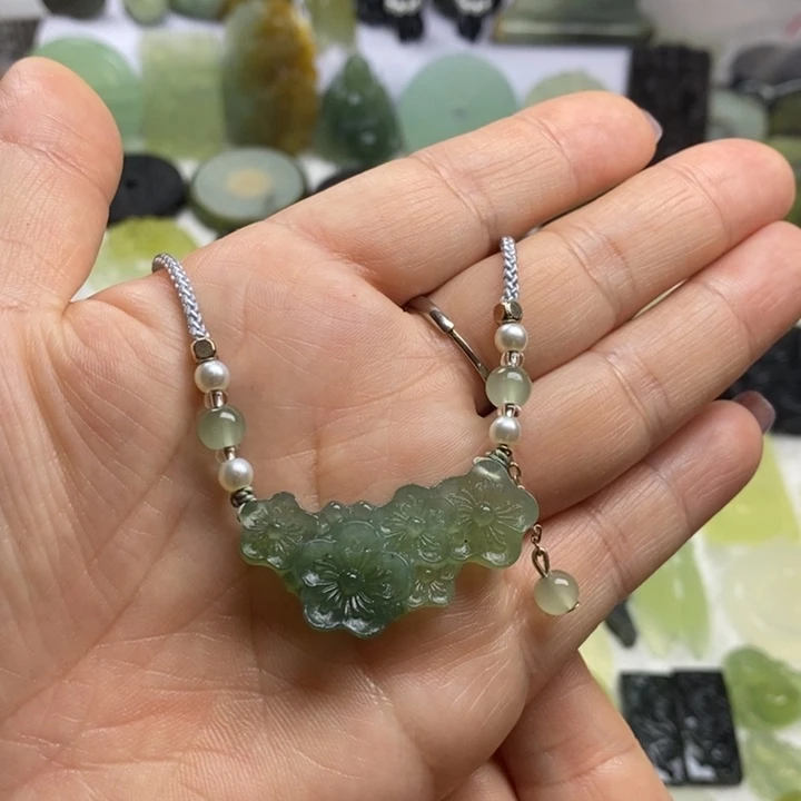 蛇纹石玉颈饰合金