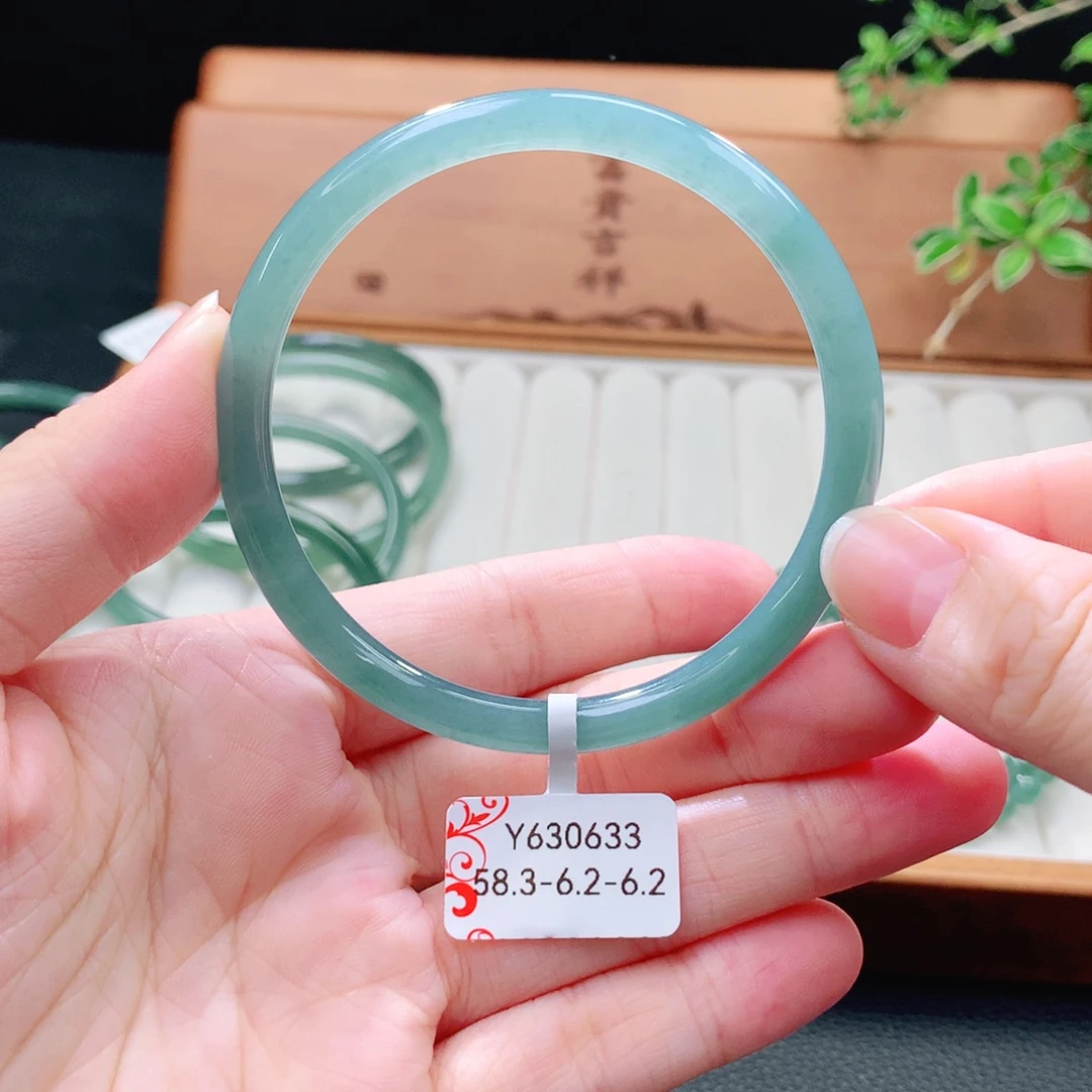 未镶嵌手镯（圆镯）翡翠