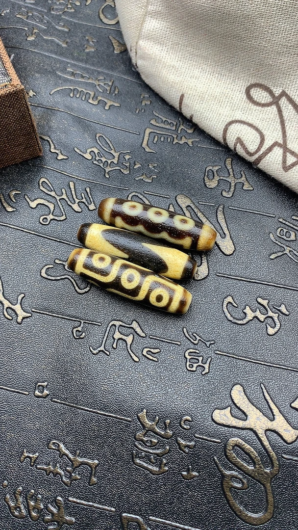 老牙黄满风化包浆马蹄纹牙黄芯九眼单虎牙五眼玛瑙吊坠配饰多样性