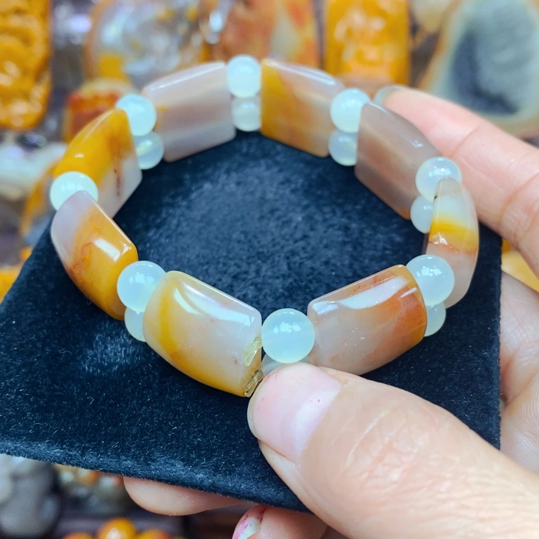 未镶嵌石英质玉（黄龙玉）颈饰