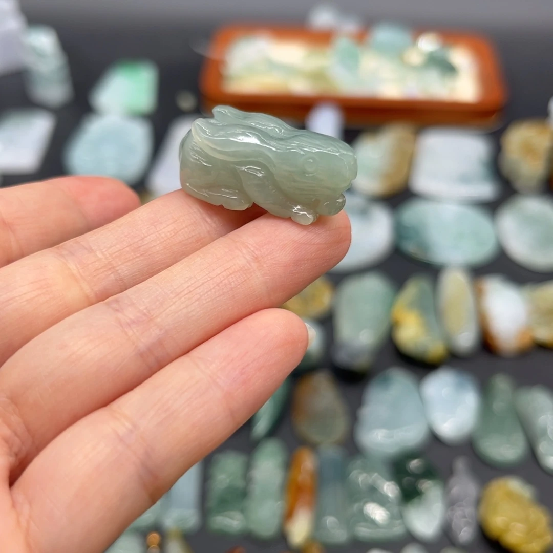 翡翠未镶嵌颈饰兔子