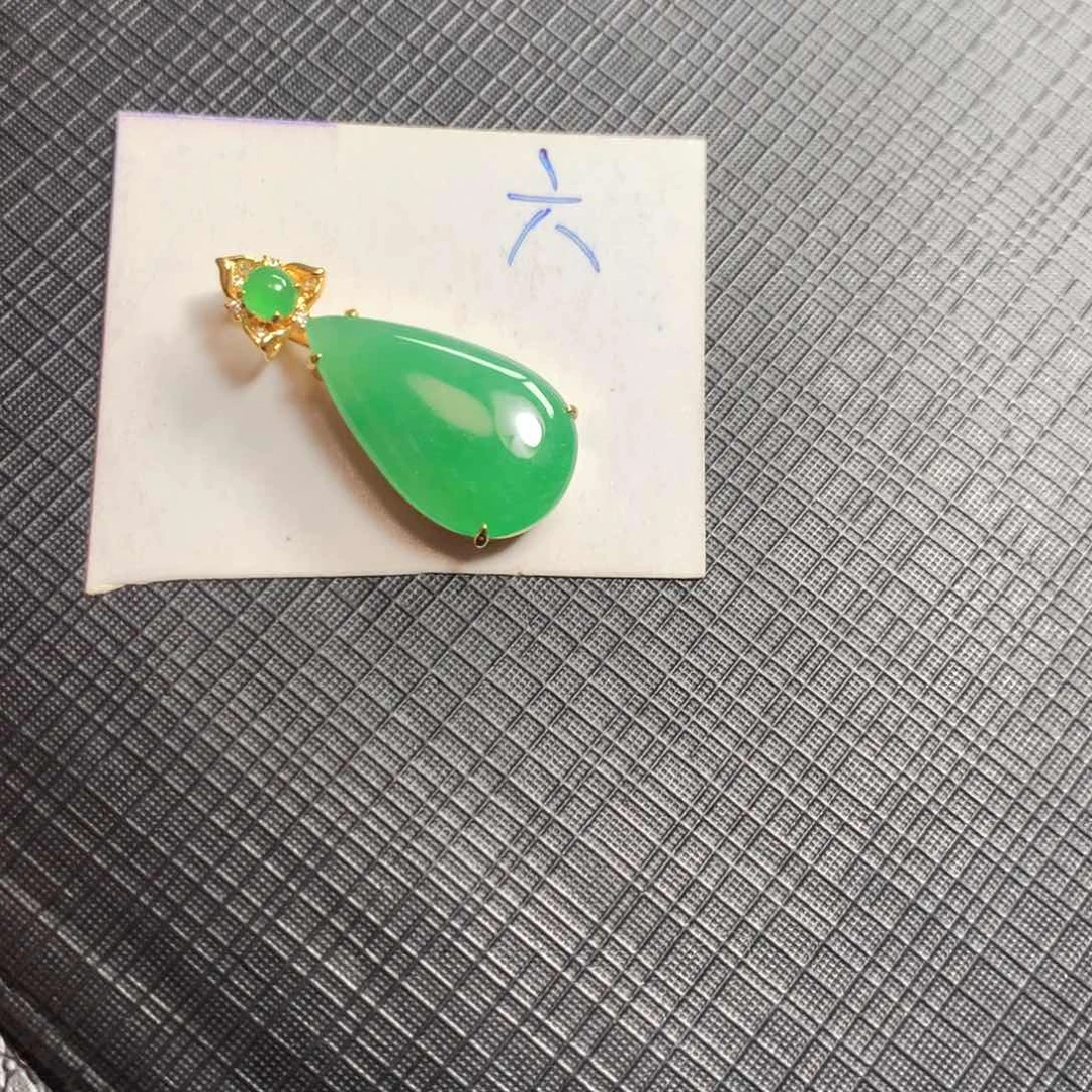 翡翠18K金镶嵌颈饰翡翠