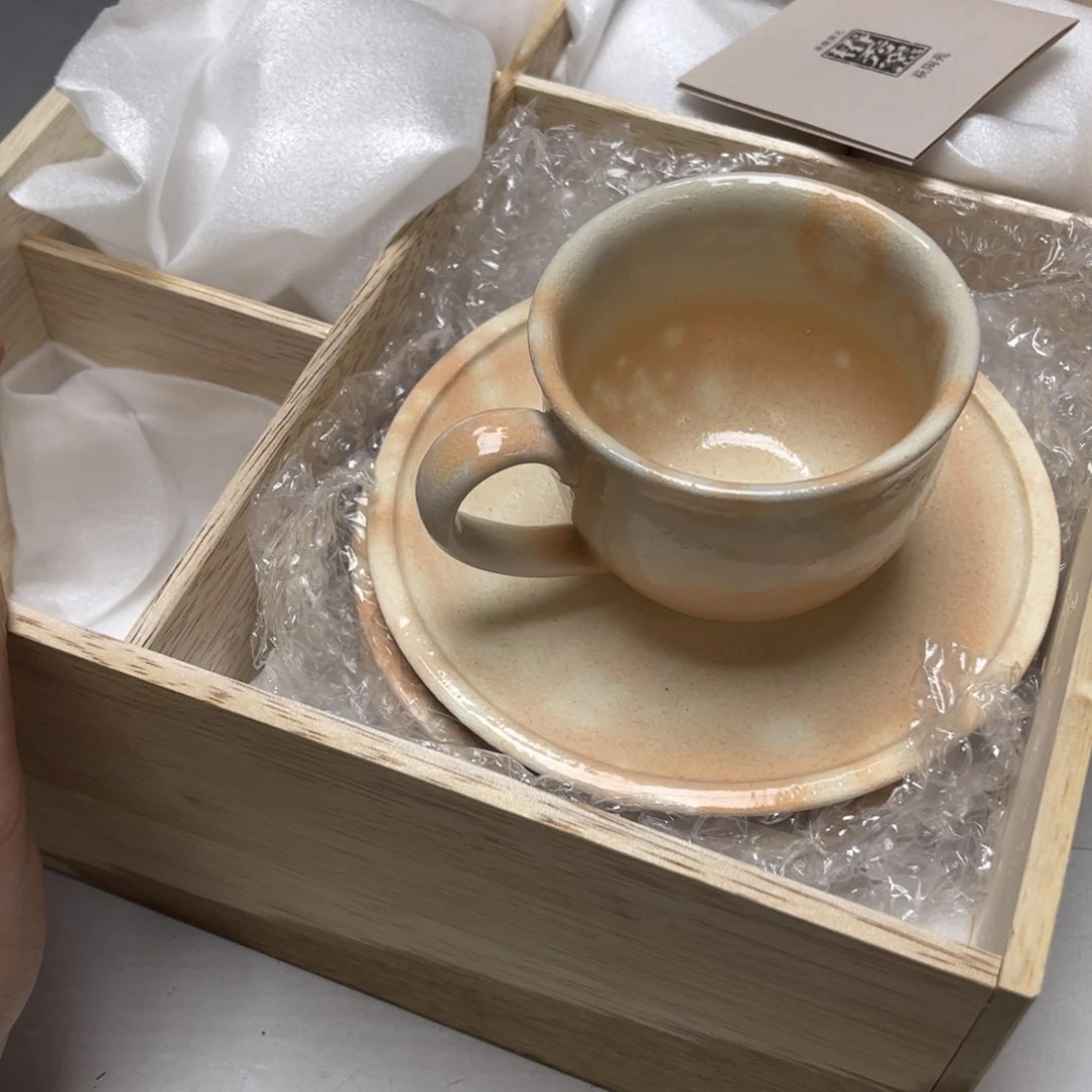 瓷片密密麻麻地排列着一个大