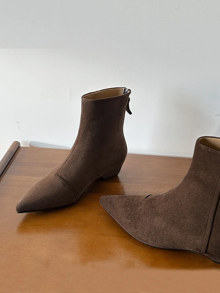 靴子春秋单靴不累脚短靴女款秋冬季新款爆款尖头中跟粗跟马丁靴女