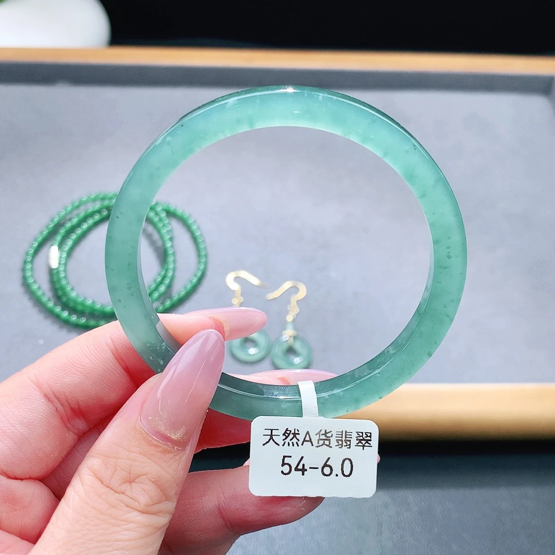 未镶嵌手镯（圆镯）翡翠