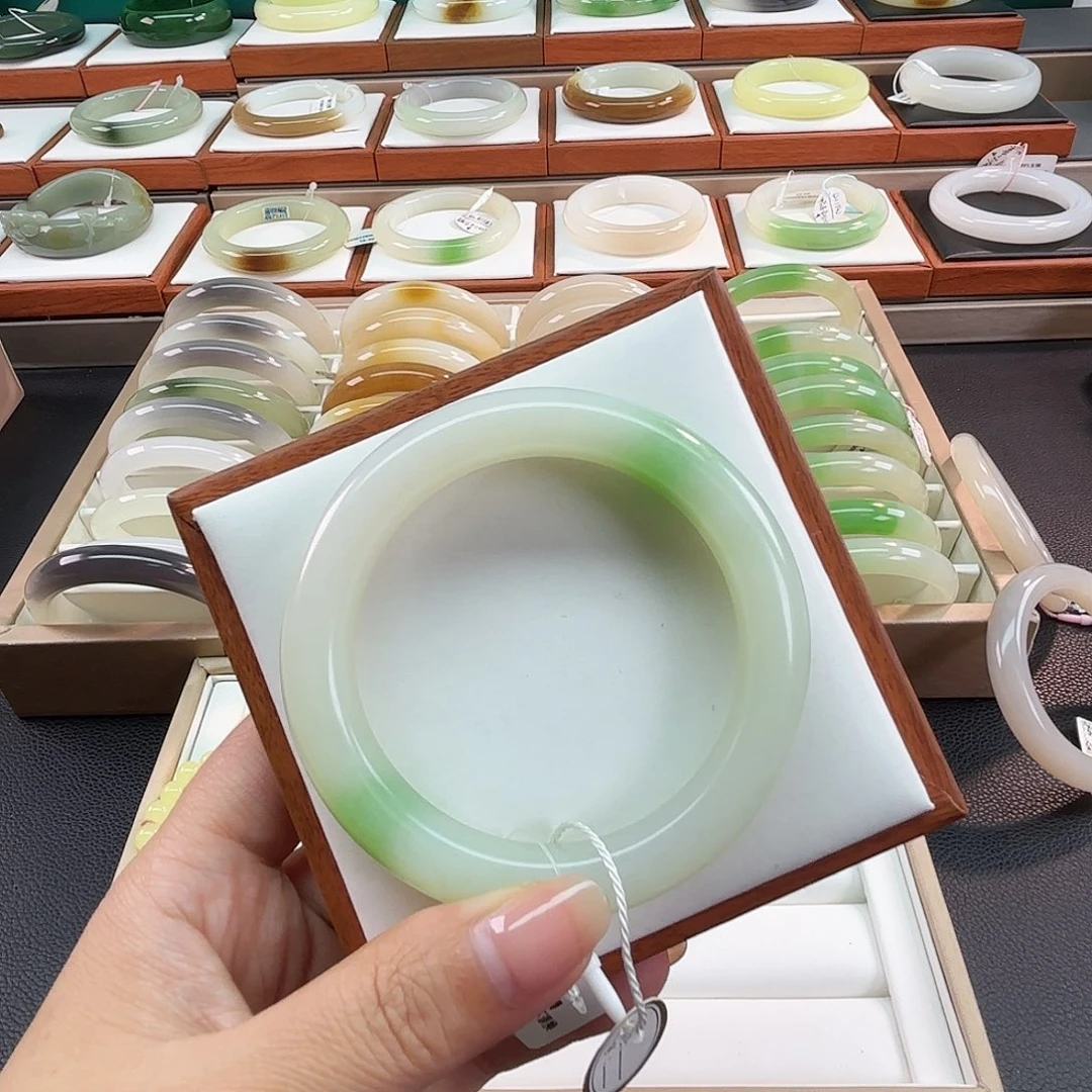 和田玉未镶嵌手镯58双耳挂翠