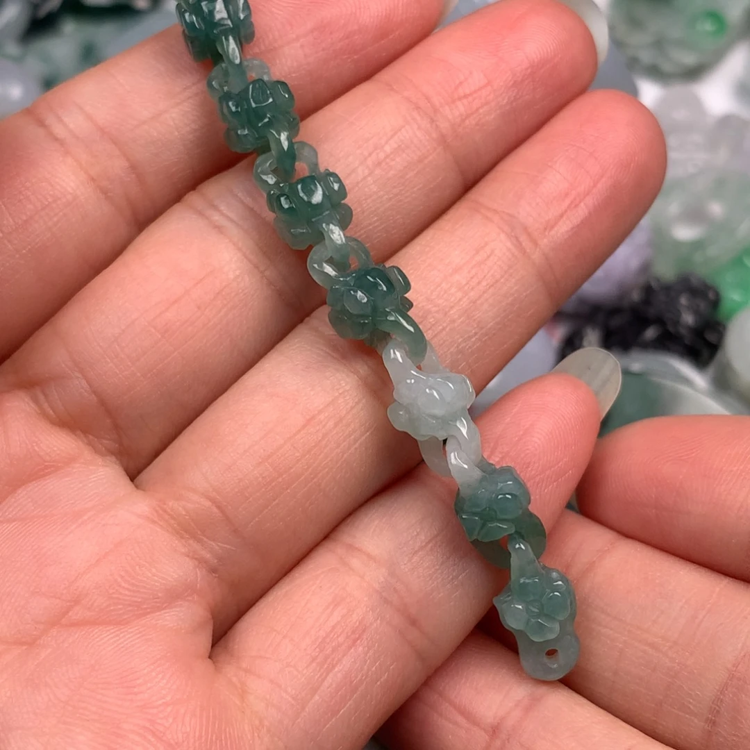 仪***感翡翠未镶嵌颈饰翡翠