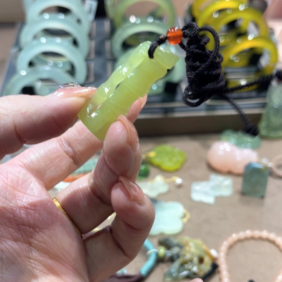 岫玉颈饰未镶嵌手镯