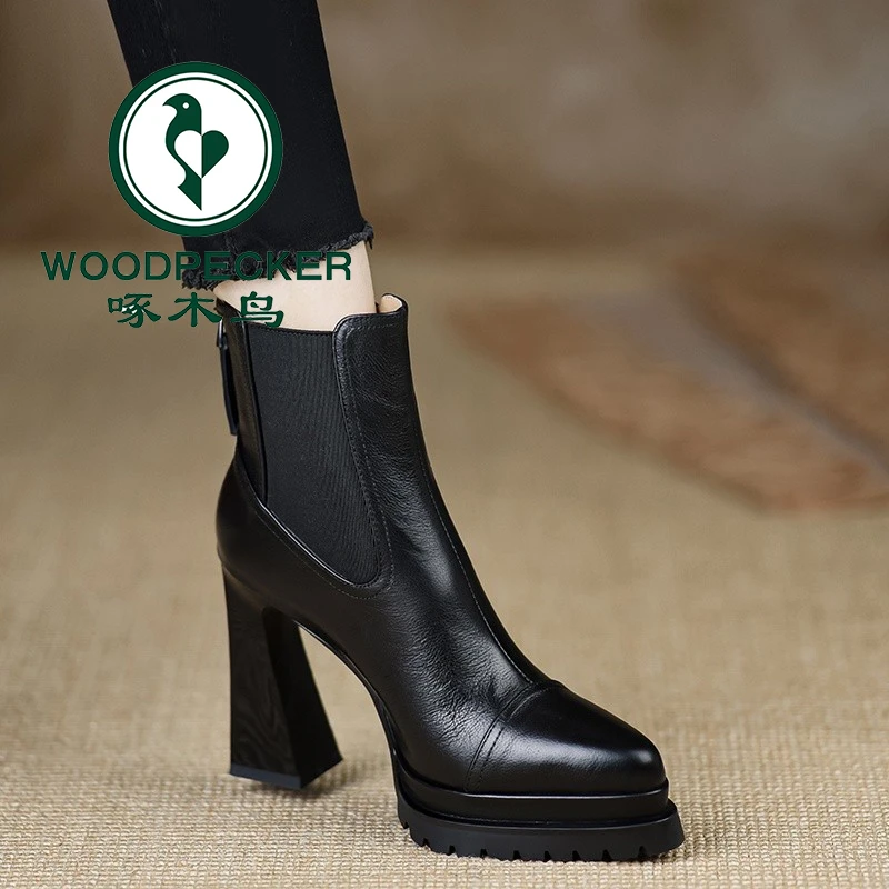 啄木鸟女鞋10cm短靴2025新款松紧带尖头软皮粗跟防水台棕色时装靴