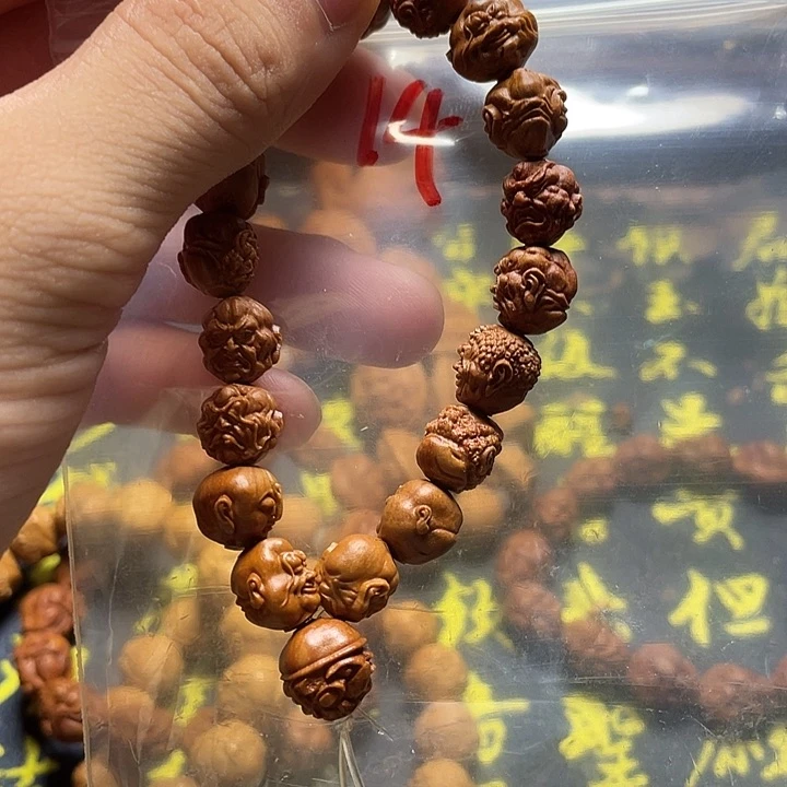 龙纹桃核雕刻瑕疵罗汉
