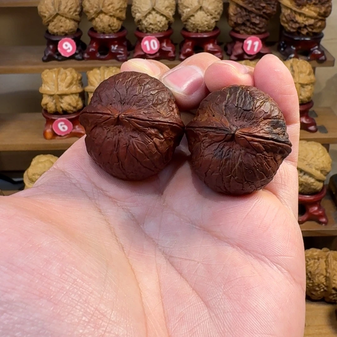 铁核桃把件正圆蛇皮球