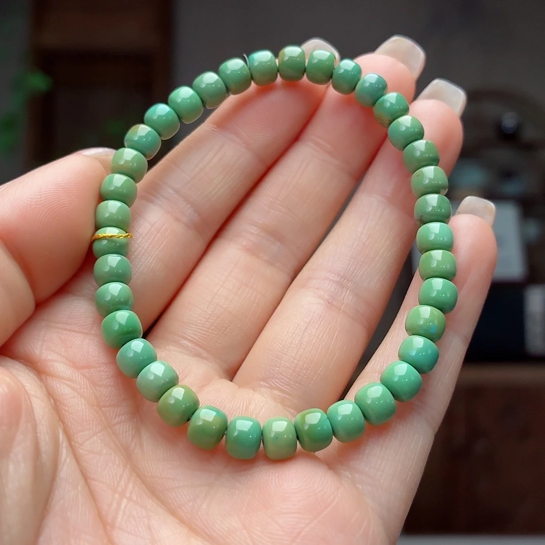 薄***荷绿松石未镶嵌珠宝奇石