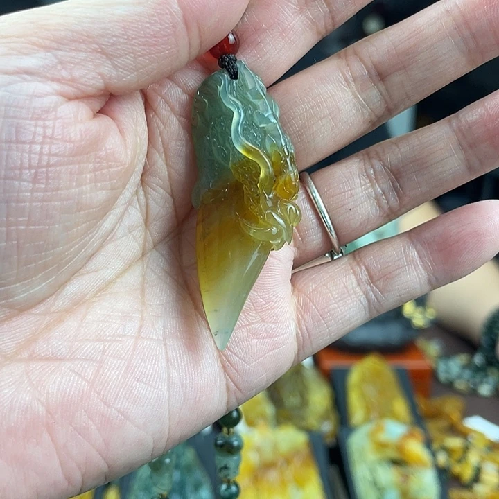 蛇纹石玉未镶嵌颈饰