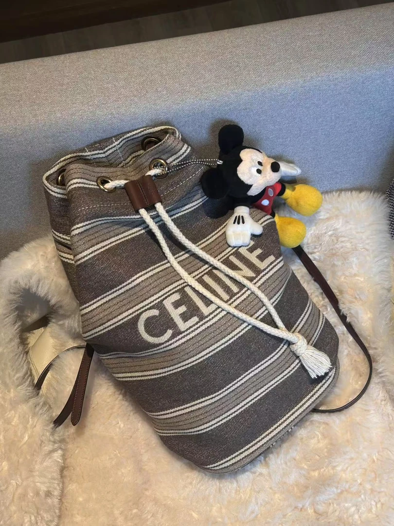 95新 Celine/思琳 展会外场！沙滩双肩包