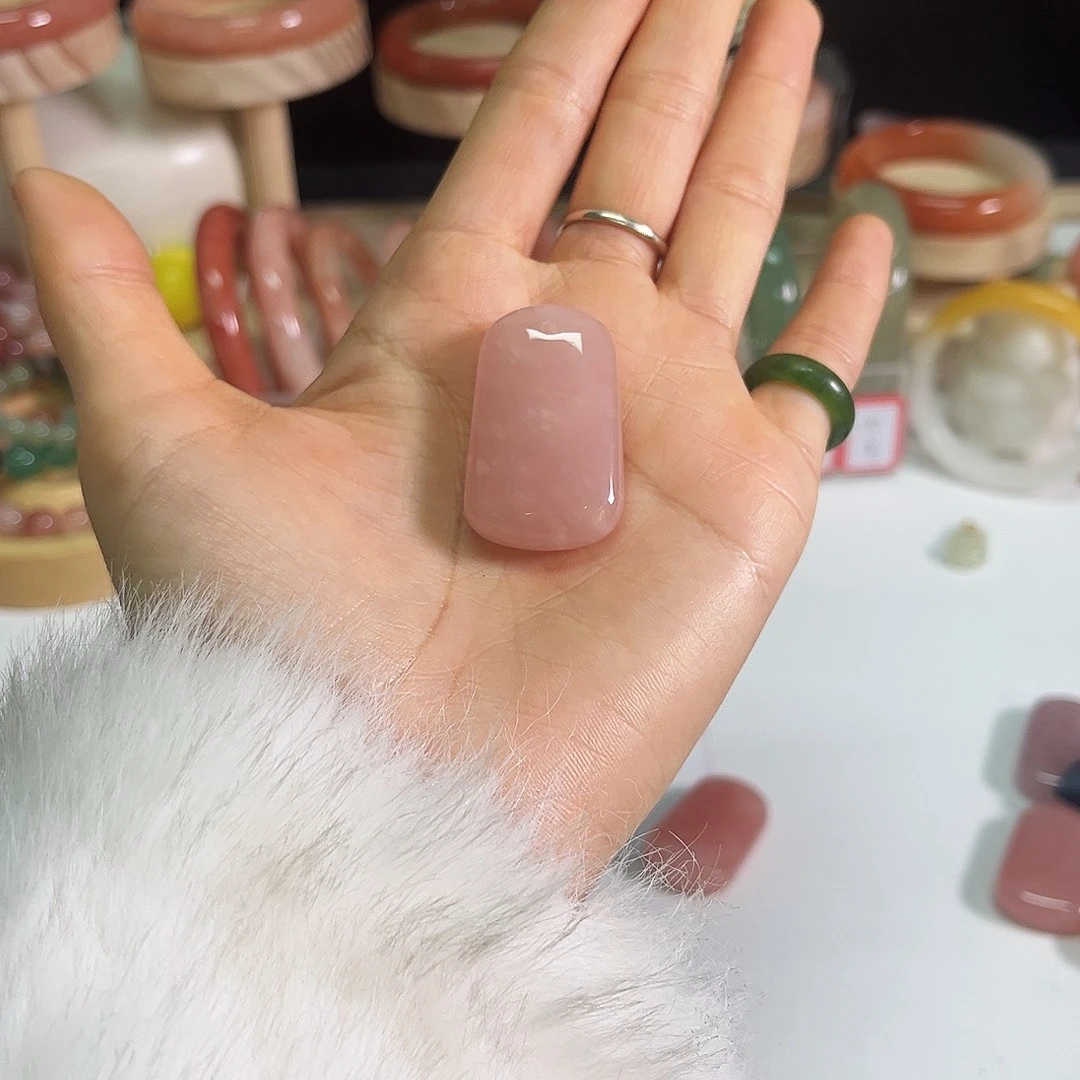 乌***邦石英质玉未镶嵌手镯