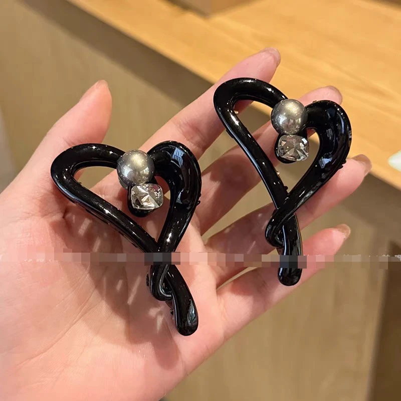 镂空珍珠爱心半抓黑色网红鲨鱼夹