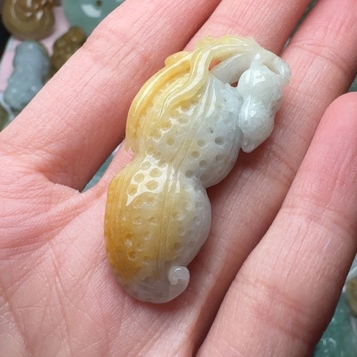 翡翠未镶嵌颈饰花生