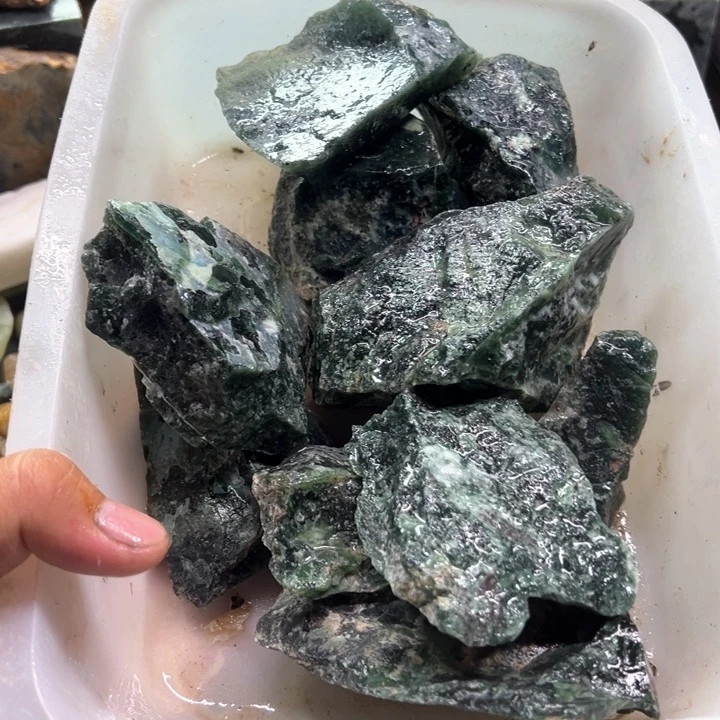 透闪石-蛇纹石玉未镶嵌珠宝奇石