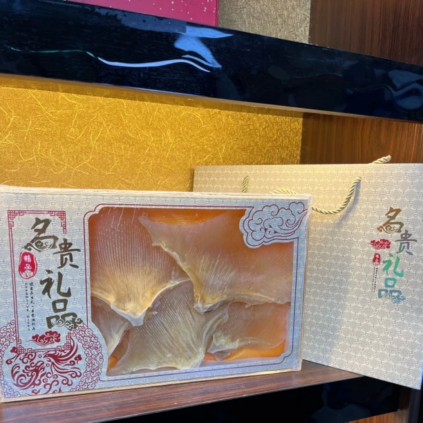 精选礼盒装配有袋子