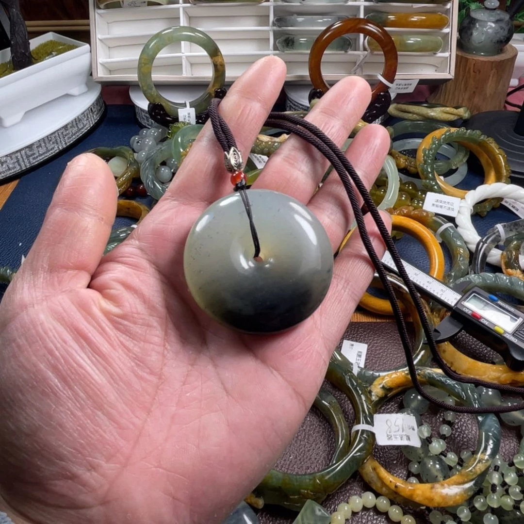 未镶嵌蛇纹石玉颈饰