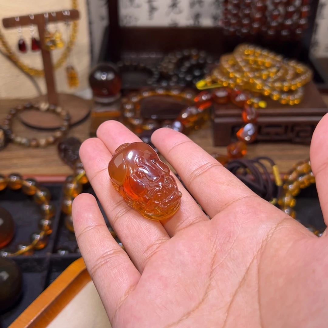 琥珀未镶嵌颈饰貔貅