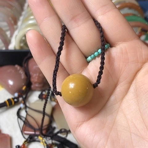 颈饰未镶嵌石英质玉