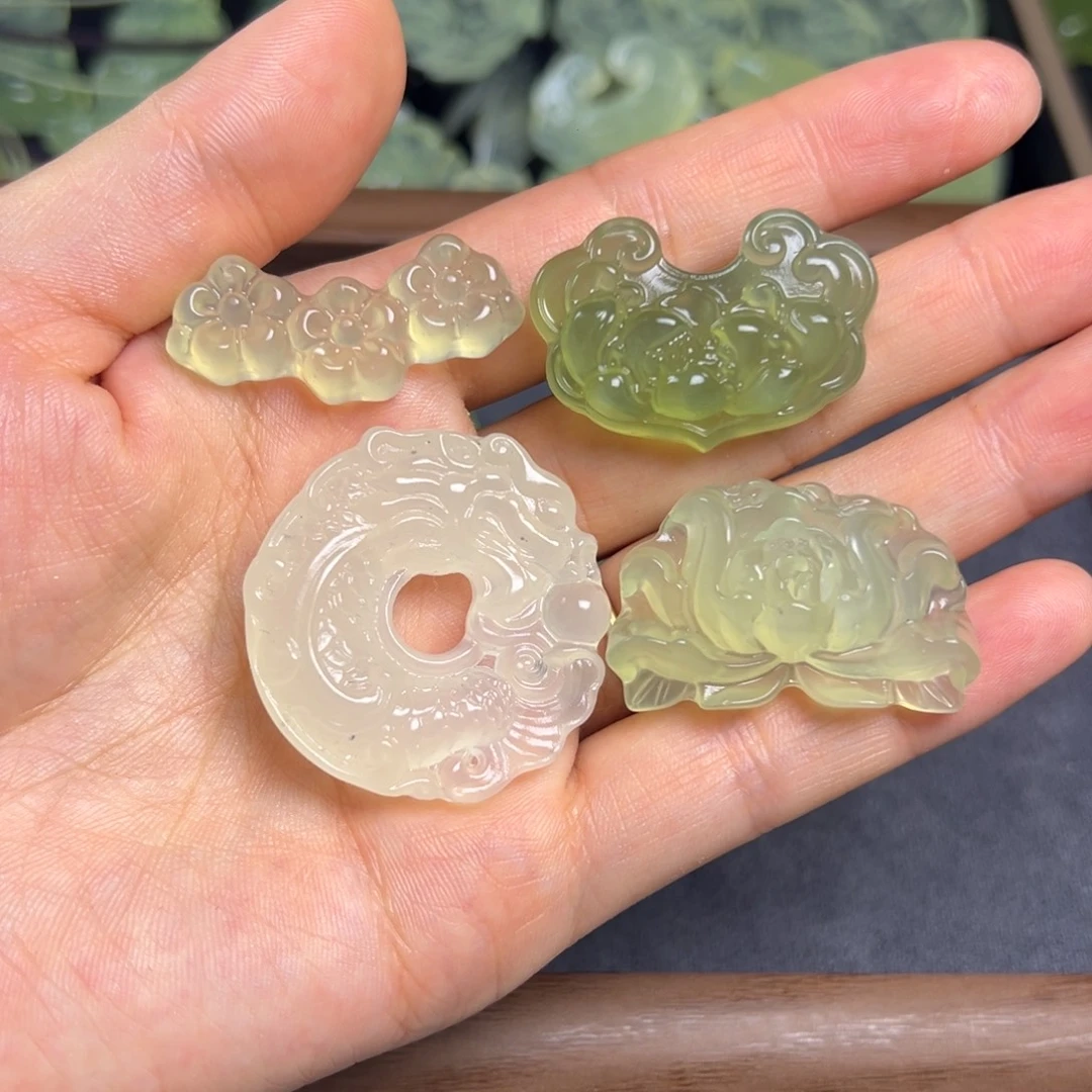 既***安未镶嵌蛇纹石玉颈饰