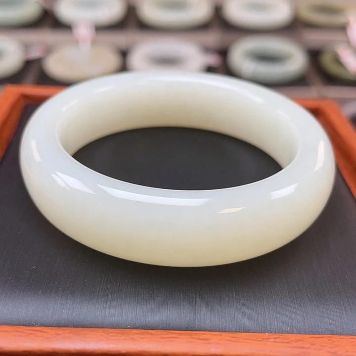 和田玉未镶嵌手镯羊脂级别