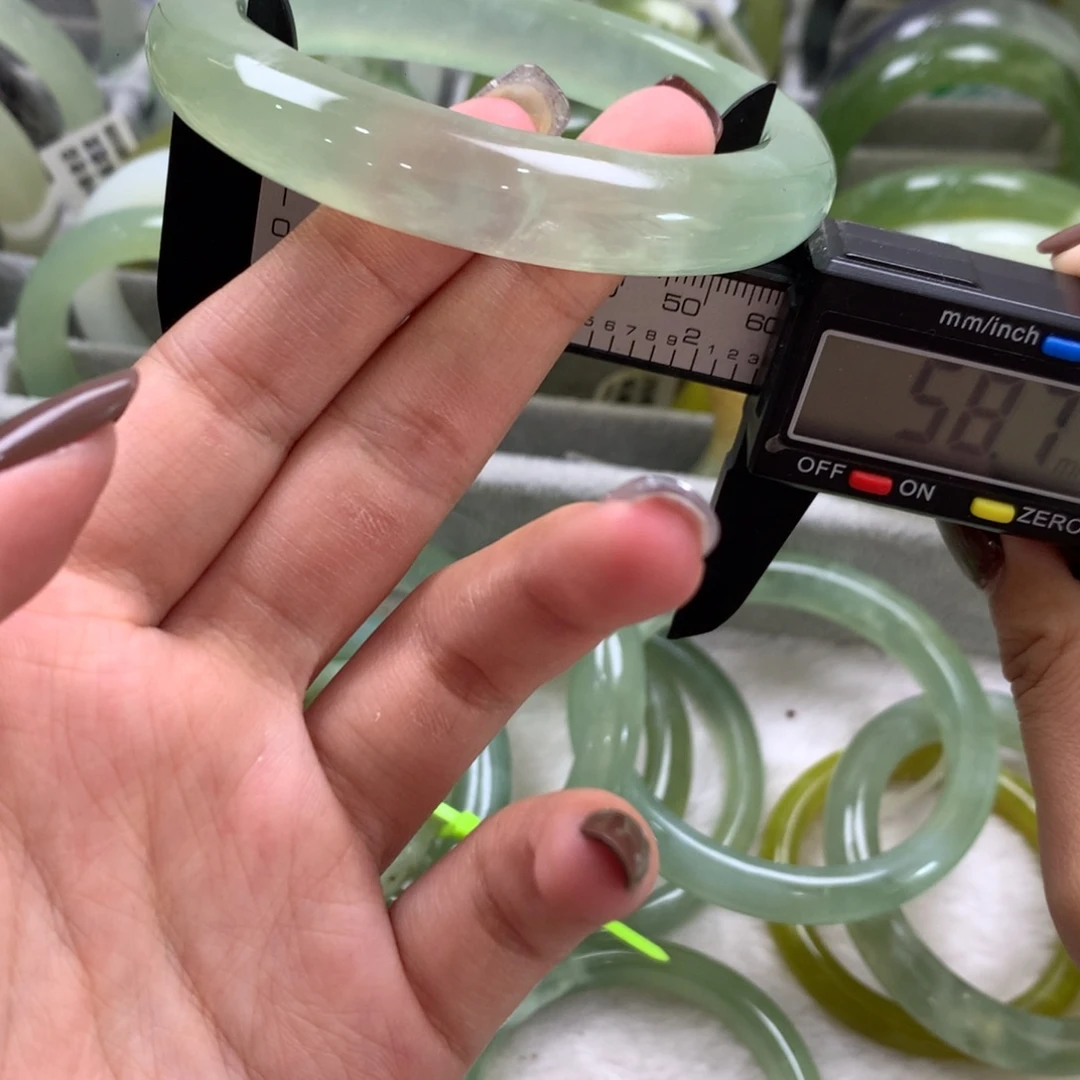 蛇纹石玉未镶嵌手镯240
