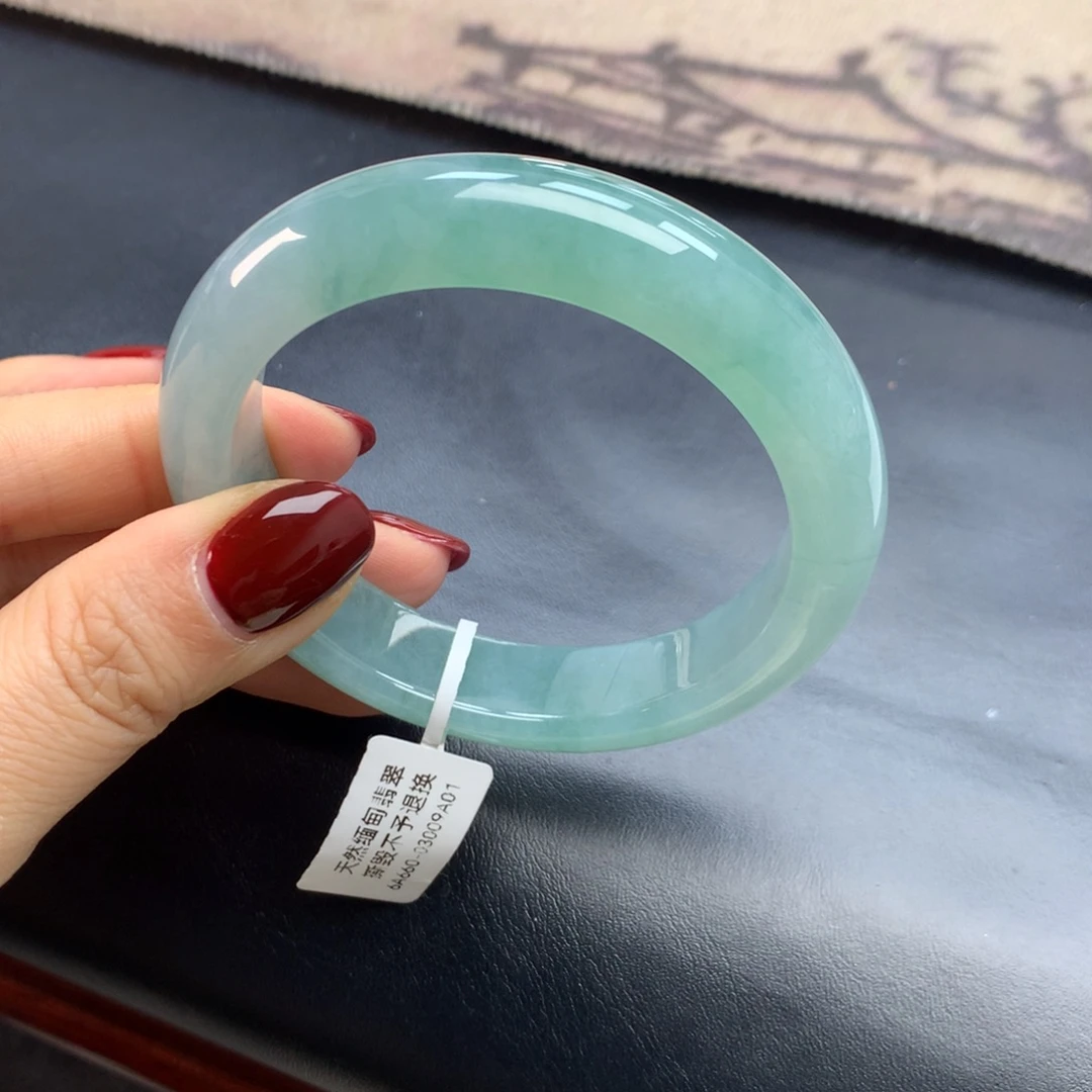 翡翠未镶嵌手镯绿地飘绿花