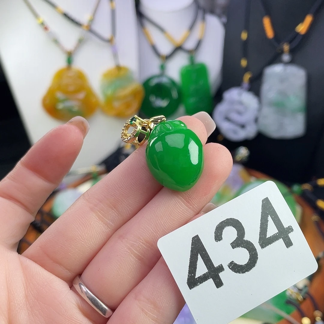 翡翠未镶嵌吊坠(赠链)