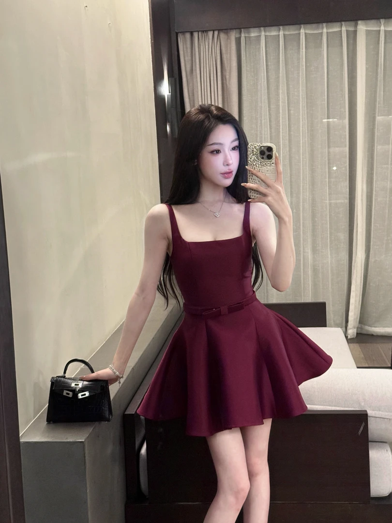 法式方领无袖连衣裙女夏季新款轻奢风气质收腰显瘦A字短裙子优雅