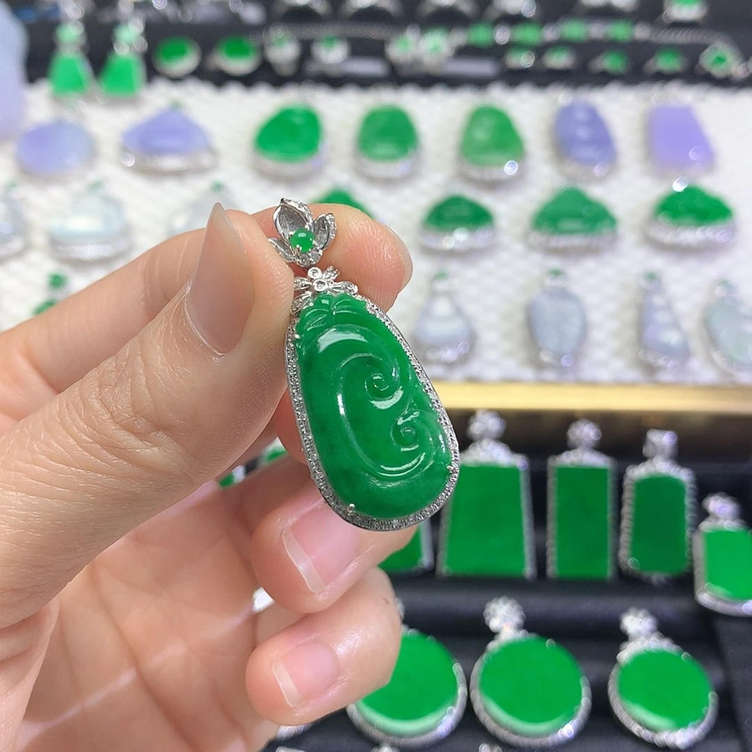 颈饰18K金镶嵌翡翠吊坠