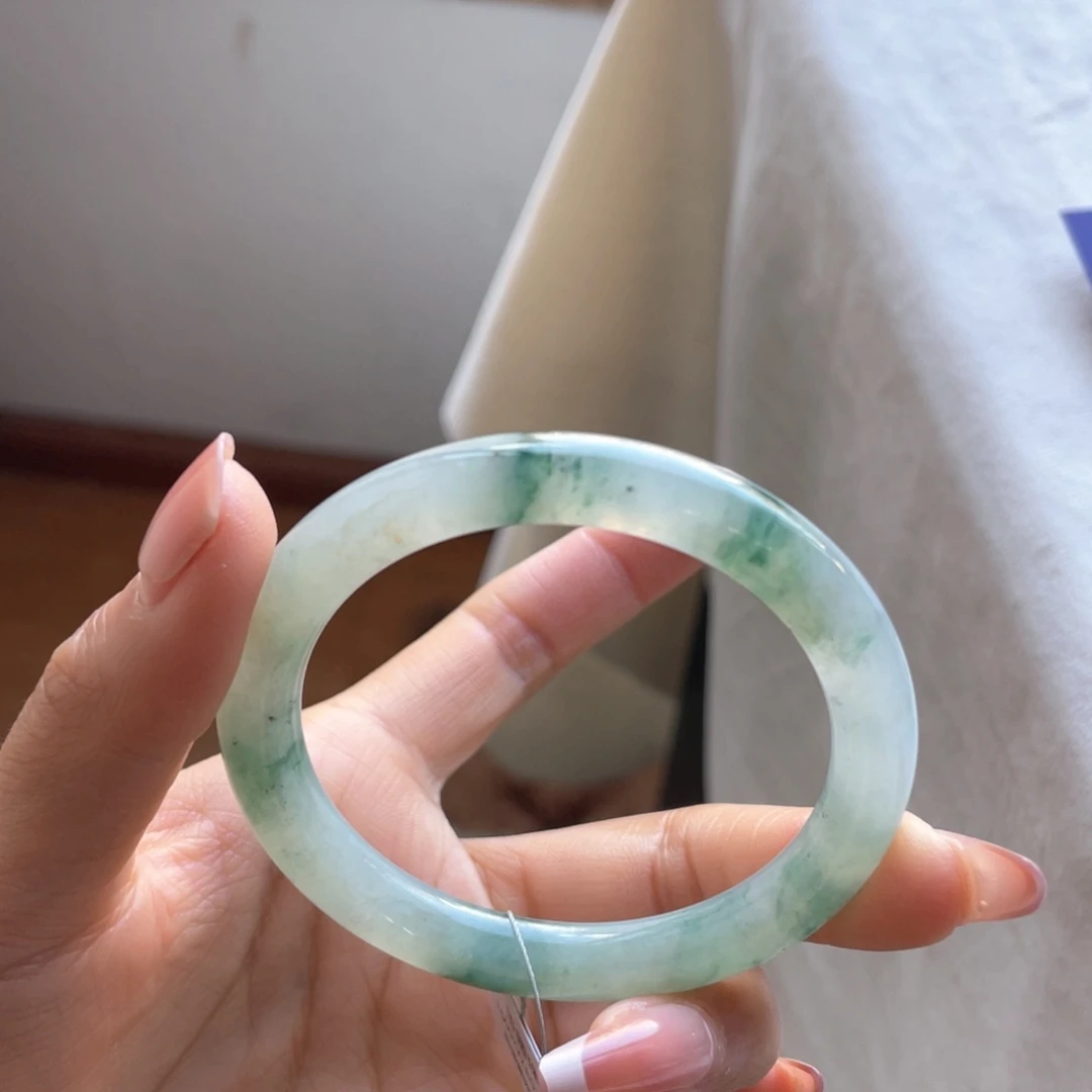 翡翠手镯未镶嵌圆条飘花