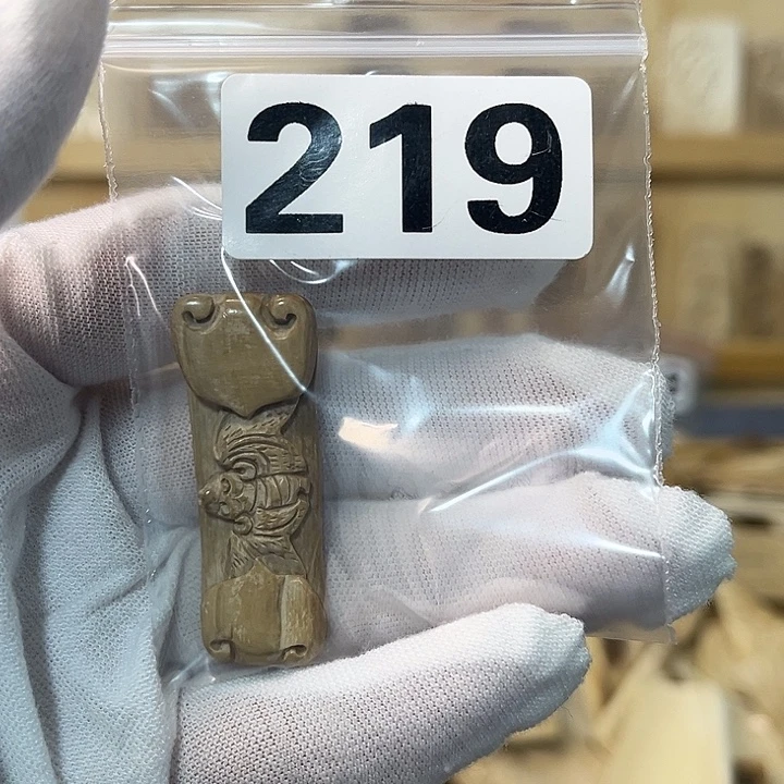 钦****天然猛犸牙雕刻品