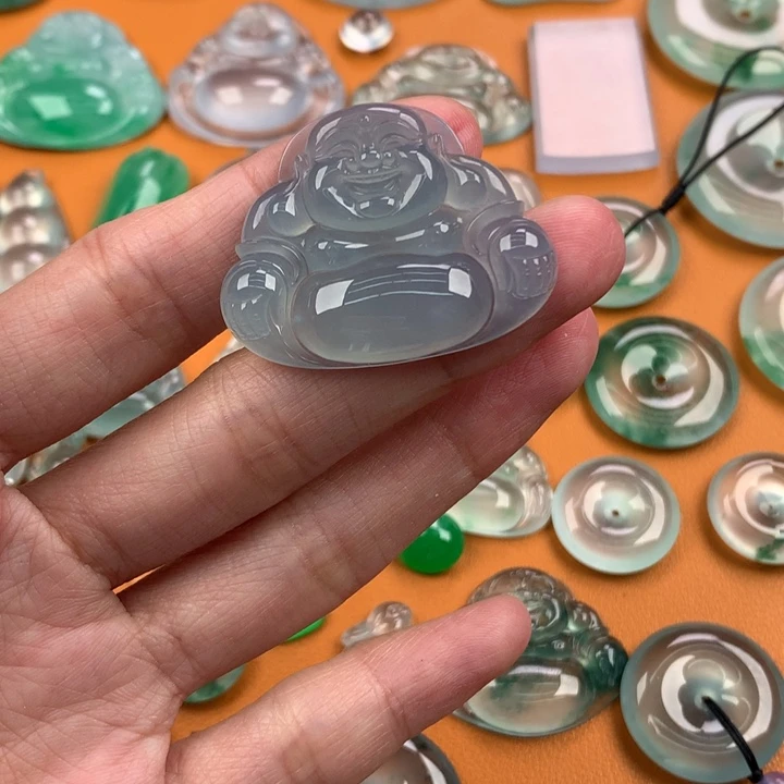 翡翠挂件未镶嵌…..