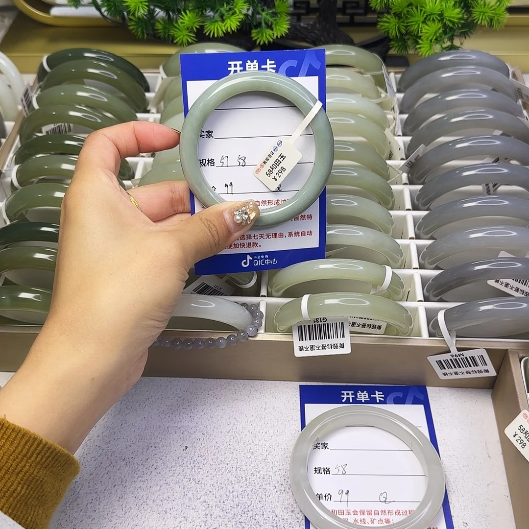 和田玉未镶嵌手镯