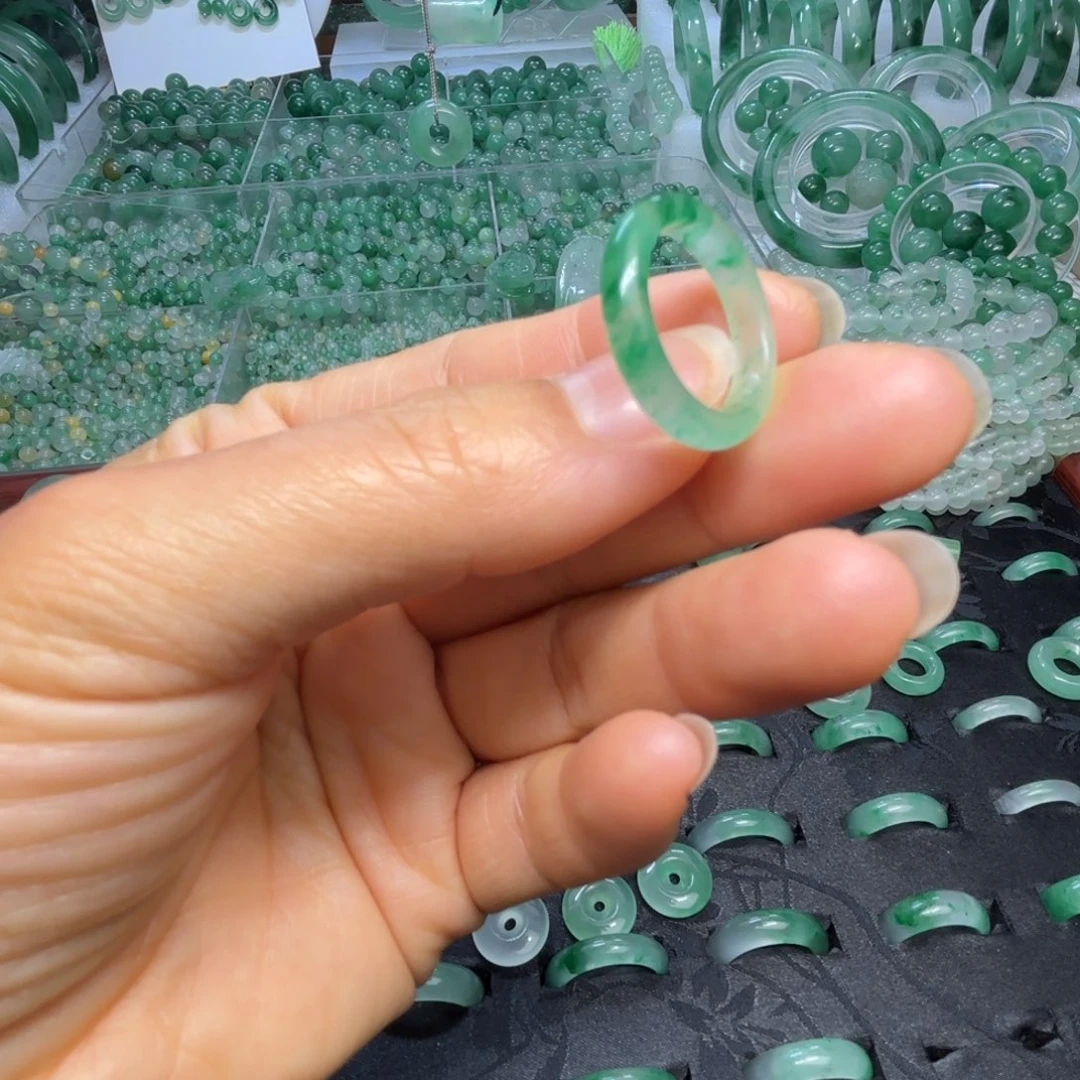 石英质玉（非洲翠）未镶嵌散珠戒指