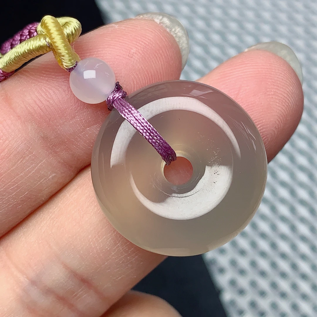 天然玛瑙烟灰色平安无事牌吊坠24.2/8.3mm