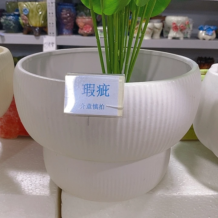 摆件多肉瑕疵盆有孔。