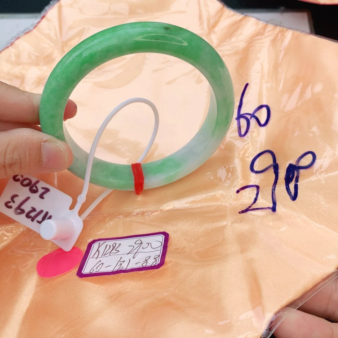 翡翠手镯未镶嵌我