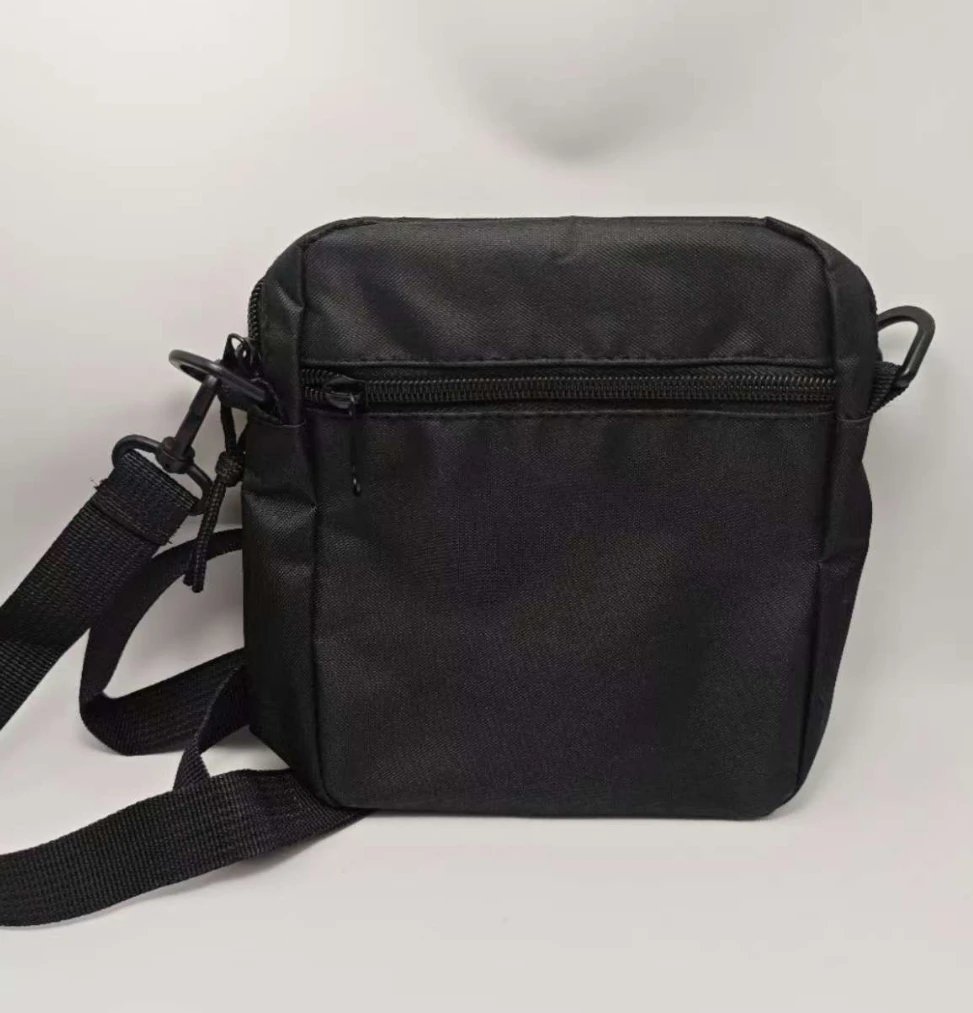 黑色简单书帅气过肩包