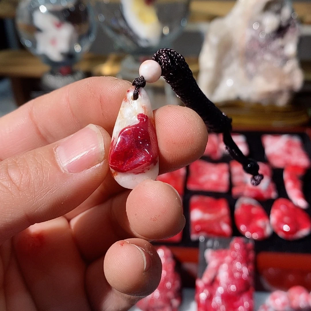 天然辰砂原石晶体吊坠