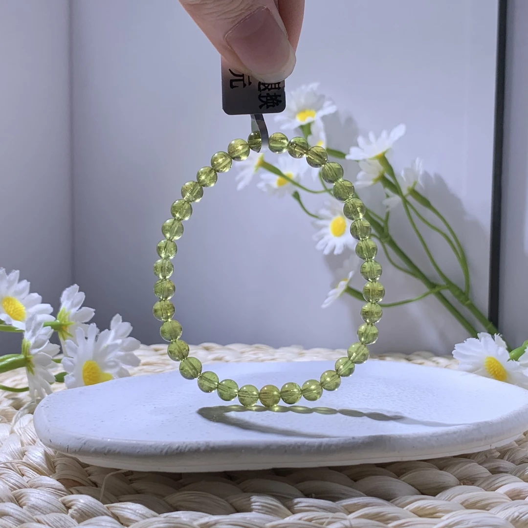 优雅橄榄绿碧玺春日嫩叶盈盈生辉尚初见倾心翠绿如诗佩戴尽显优雅