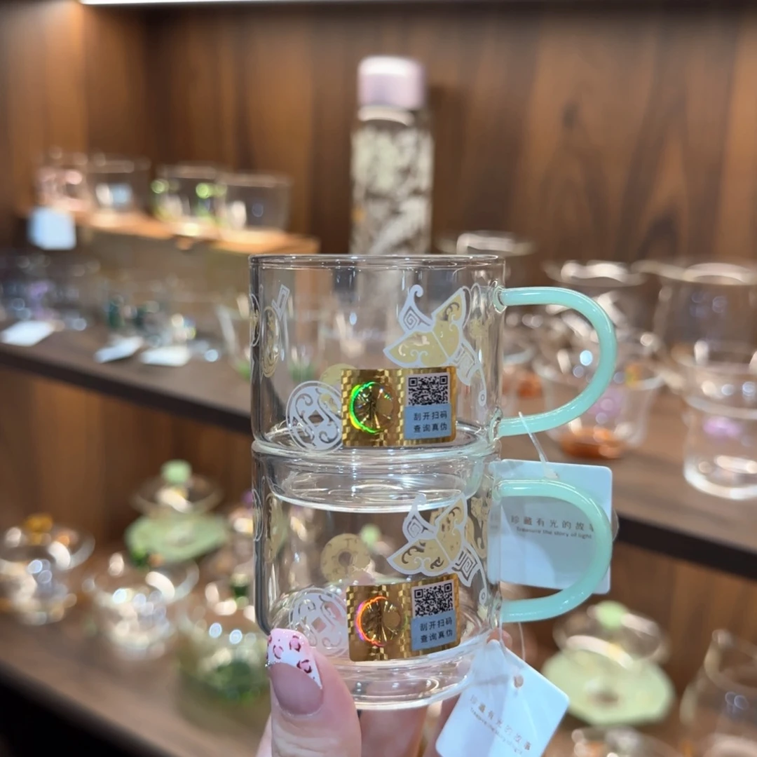 禾器瑞币纹逸杯浅玉色。