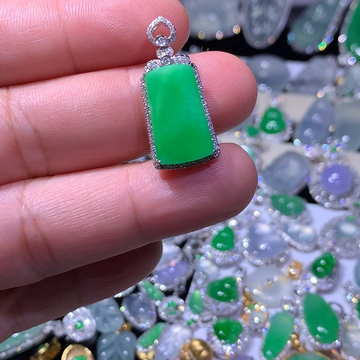 颈饰18K金镶嵌翡翠