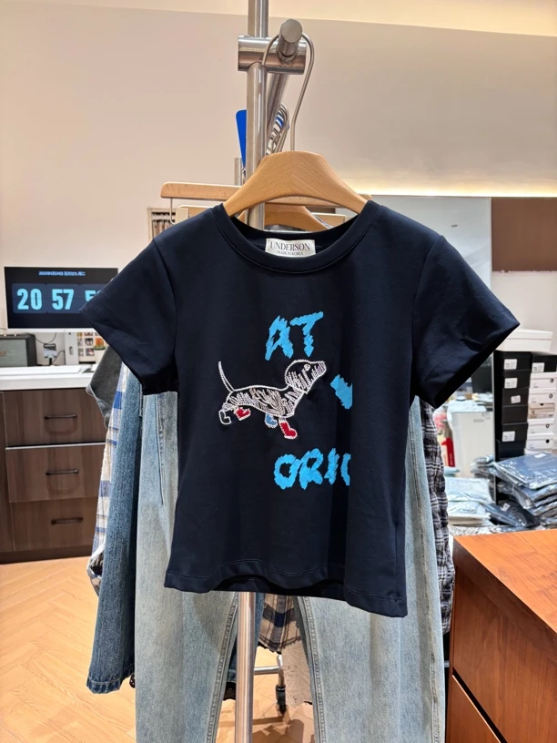 第一季新秋款 红鞋小狗修身短款刺绣T恤