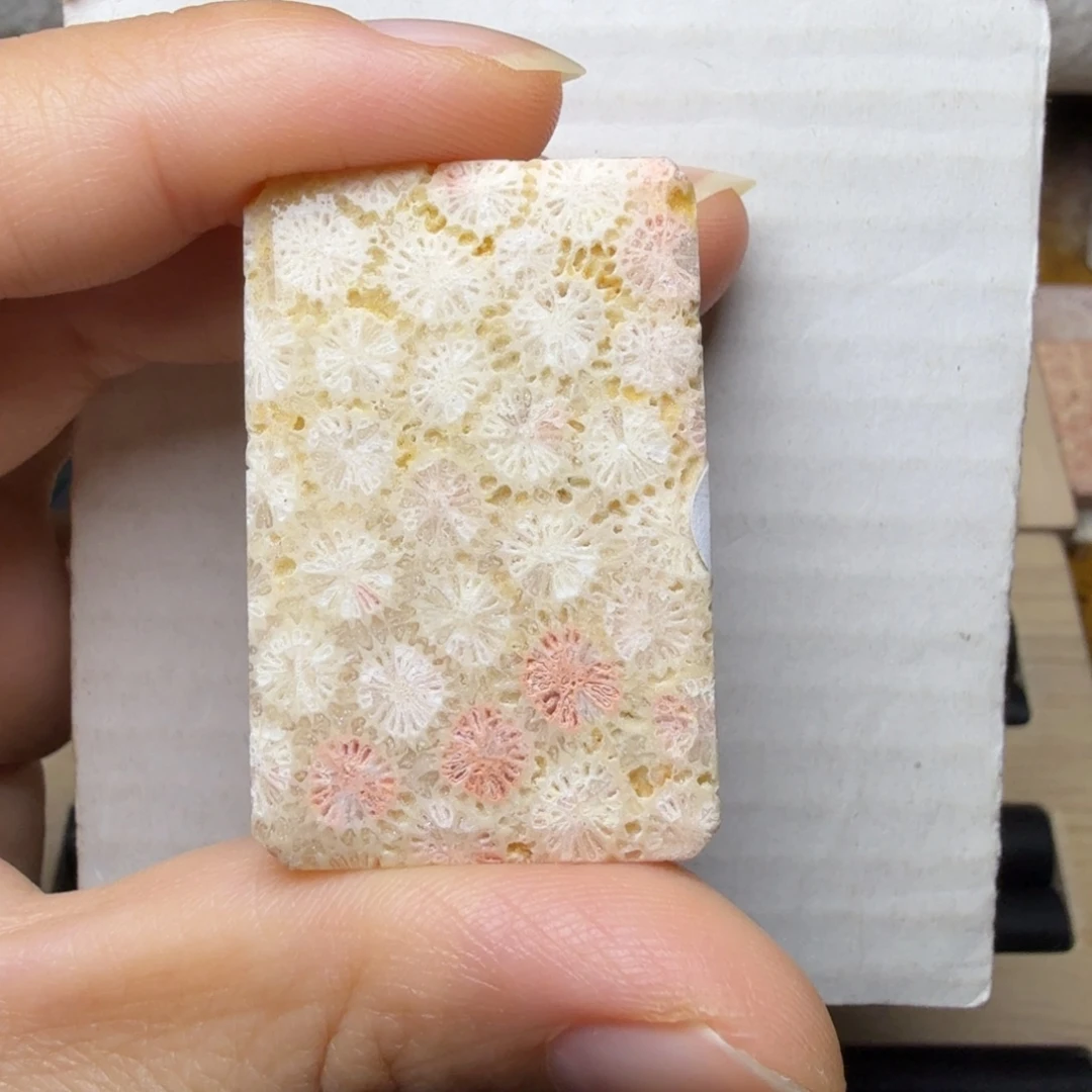 硅化玉未镶嵌爆闪 粉黄骨骼花